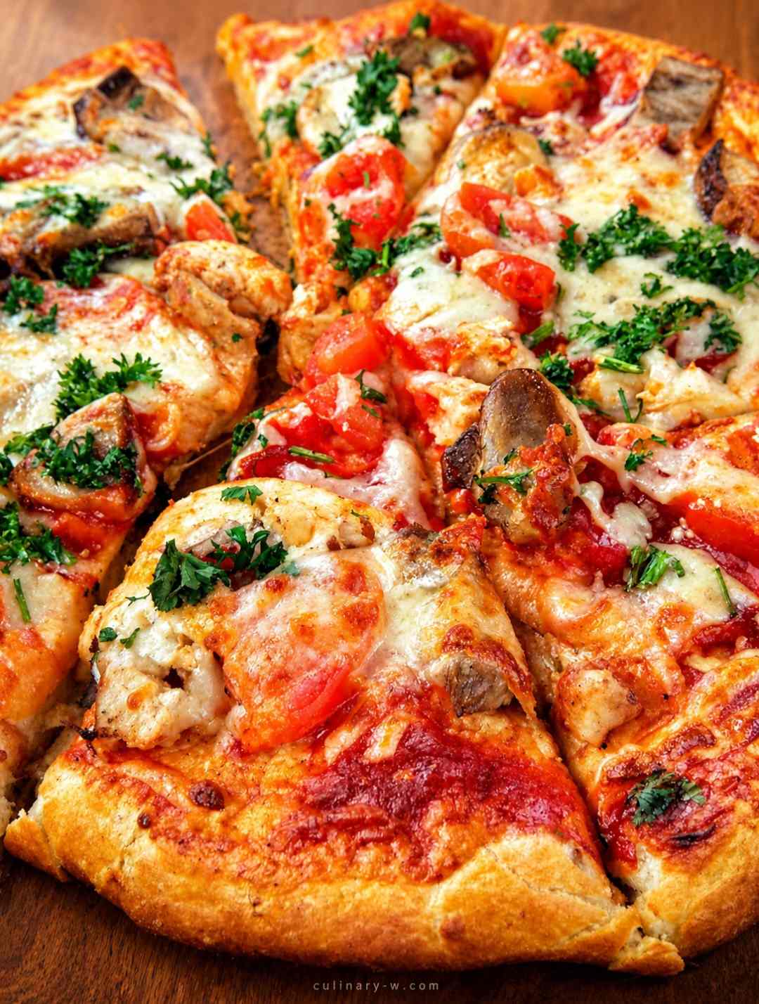 Пицца «По-семейному» со свининой, грибами и моцареллой