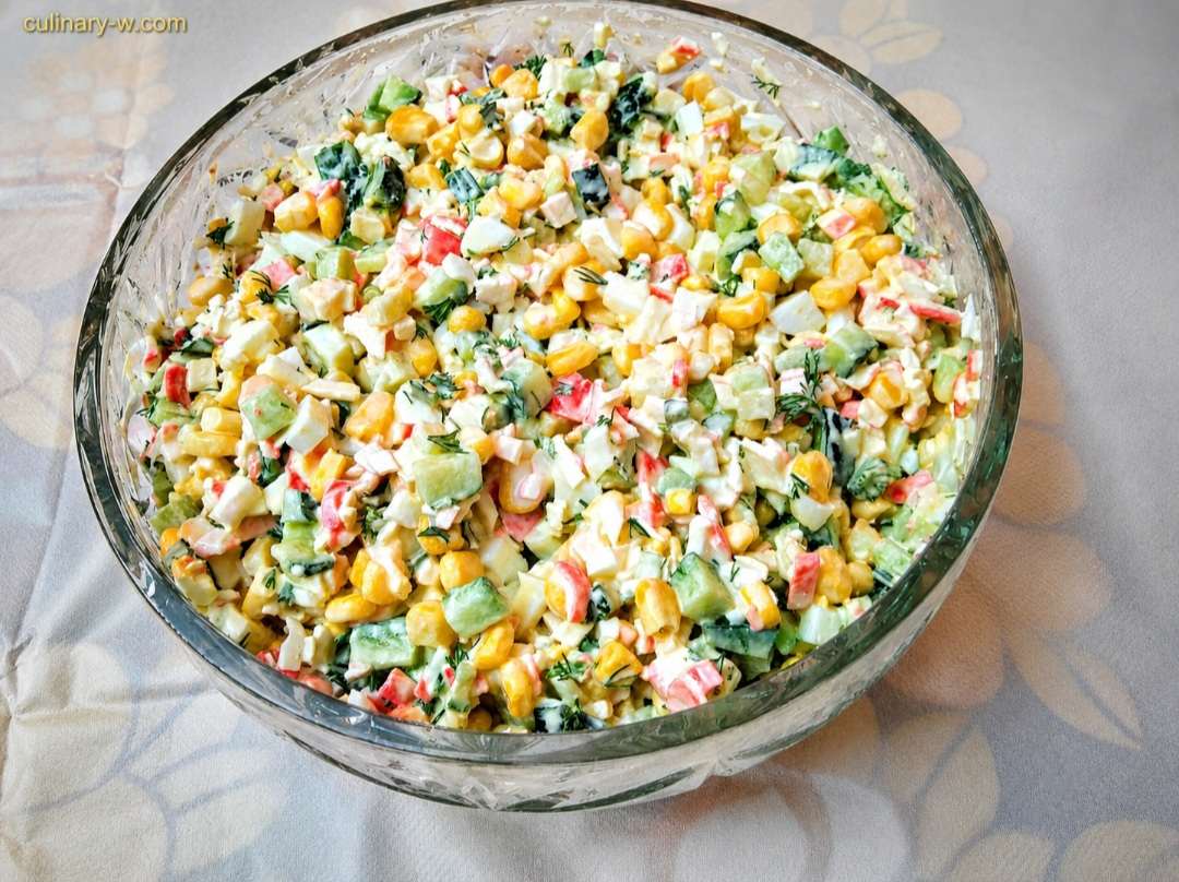 Нежный салат с крабовыми палочками и сладкой кукурузой