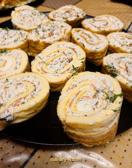 Яичный рулет с крабовыми палочками и плавленым сыром